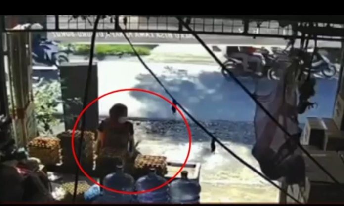 Viral! Seorang Wanita Curi Telur di Grosir Terekam CCTV