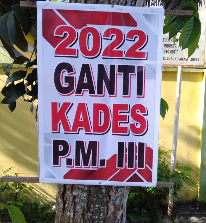 Poster Bertuliskan 2022 Ganti Kades Pagar Merbau III Nempel di Pohon