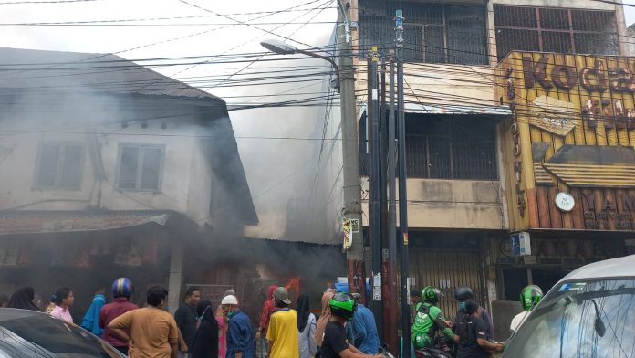 Satu Kios di Pasar Sukaramai Medan Terbakar