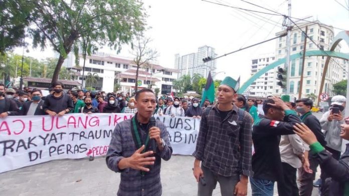 Tolak Kenaikan Sembako dan BBM, Mahasiswa Demo di Gedung DPRD Medan