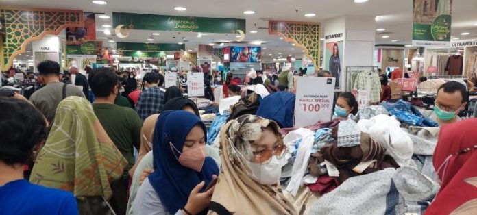 H-2 Lebaran, Masyarakat di Medan Padati Pusat Perbelanjaan