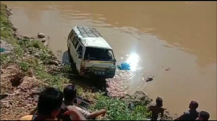 Minibus Berpenumpang 6 Orang Terjun ke Sungai di Madina