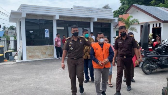 Kejari Samosir Tahan Tersangka Korupsi Pengelolaan Jasa Kepelabuhan di Pelabuhan Simanindo