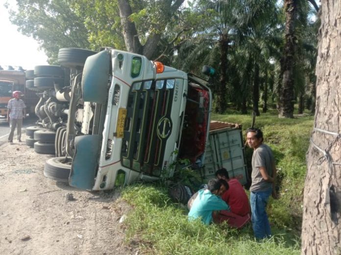 Elakkan Mobil dari Depan, Truk Kontainer Terbalik di Jalinsum Sergai