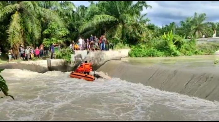 Seorang Remaja Hanyut Terseret Arus Sungai Limau Manis di Batu Bara