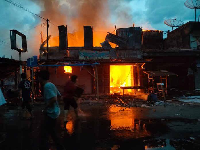 Ruko yang terbakar Senin sekitar pukul 18.00 di Kabupaten Padang Lawas Utara (Paluta). (f:ist/mistar)