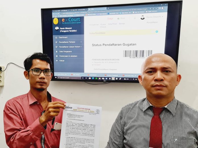 Kuasa Hukum 7 Calon Komisionet KPID Sumut 2021-2024 Ranto Sibarani usai mendaftarkan gugatan ke PN Medan. (f:ist/mistar)
