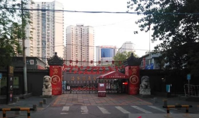 Kasus Covid membludak, Beijing larang warga makan di restoran