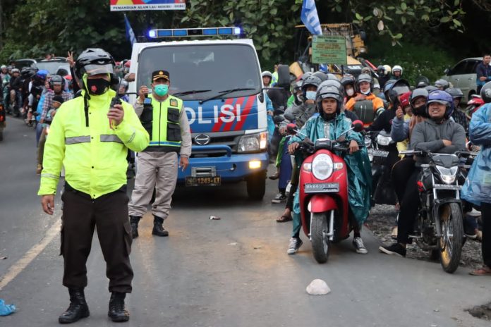 Volume Kendaraan di Simpang Doulu Berastagi Padat, Kapolres: Pengendara Jangan Melawan Arah