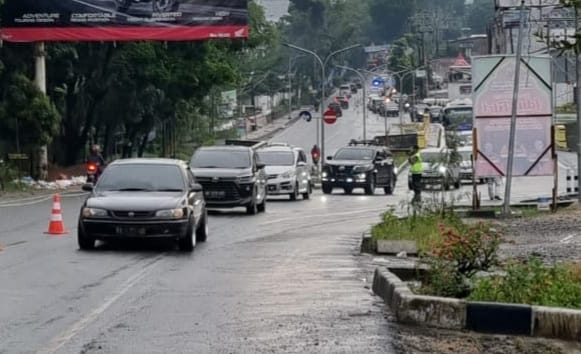 Sempat Diguyur Hujan, Antrean Kendaraan Berkurang di Jalan Medan Pematangsiantar