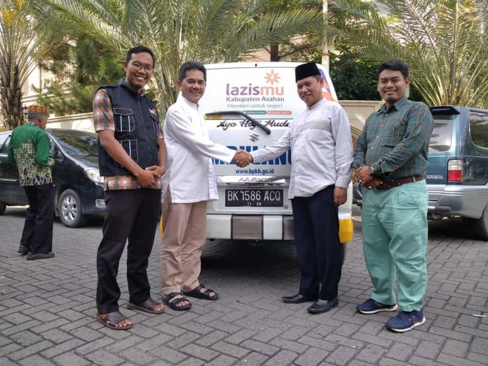 Anggota DPR RI Nasril Bahar Bantu Ambulans untuk Lazismu Asahan