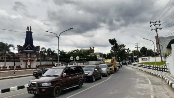 Antrean Kendaraan di Jalan Medan Siantar Panjang, Mulai dari Simpang Koperasi Hingga Sinaksak