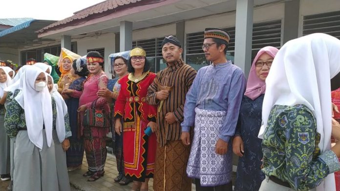 SMK Negeri 1 Siantar Tampilkan Baju Adat Nusantara Saat Peringatan Hardiknas