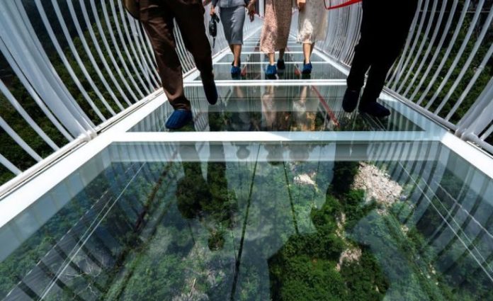 Jembatan Kaca Sepanjang 632 Meter di Vietnam Tawarkan Sensasi Menantang