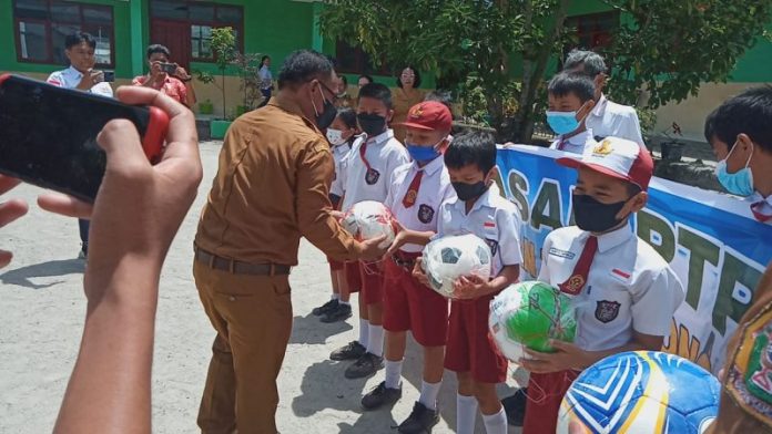 Yayasan Partungkoan Tano Ponggol Berikan Bola Pada 4 SD di Desa Buhit