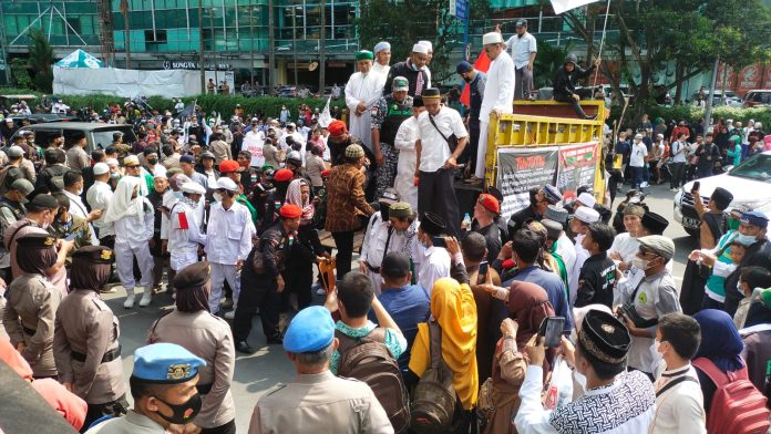 Marah UAS Diusir, Ribuan Umat Islam Geruduk Konjen Singapura di Medan
