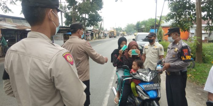 Lebaran di Padang Hulu Tebing Tinggi, Polisi Bagi-bagi Masker