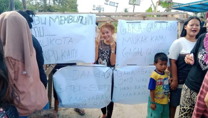 Warga Payaroba Binjai Demo Tuntut Perbaikan Jalan Rusak