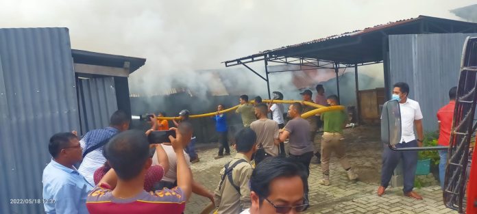 6 Rumah Bedeng Karyawan RM Riko Sidikalang Terbakar