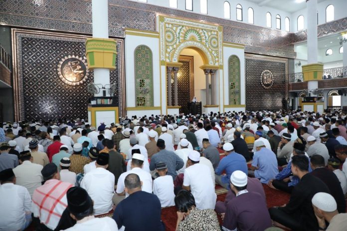 Ribuan Umat Muslim di Kisaran Sholat Idul Fitri di Mesjid Agung Achmad Bakrie