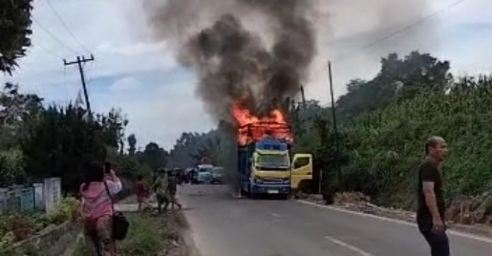 Mobil Truk Terbakar di Jalan Saribudolok, 1 Penumpang Tewas, Satu Lagi Alami Luka