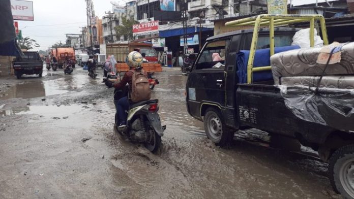 Jalan Marelan Raya Pasar 4 Rusak Parah