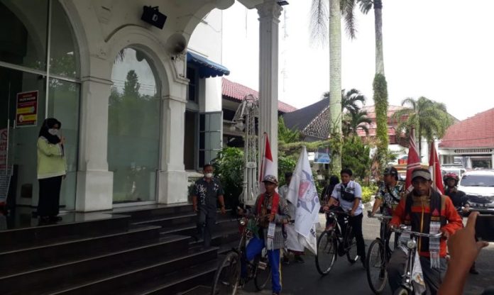 Keliling Indonesia, Tim Ekspedisi Sepeda Ontel Singgah di Siantar