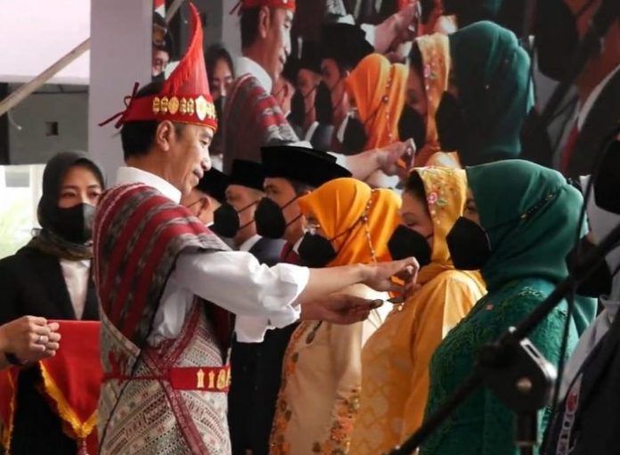 Ketua TP PKK Deli Serdang Terima Penghargaan Satyalancana Wira Karya dari Presiden Jokowi