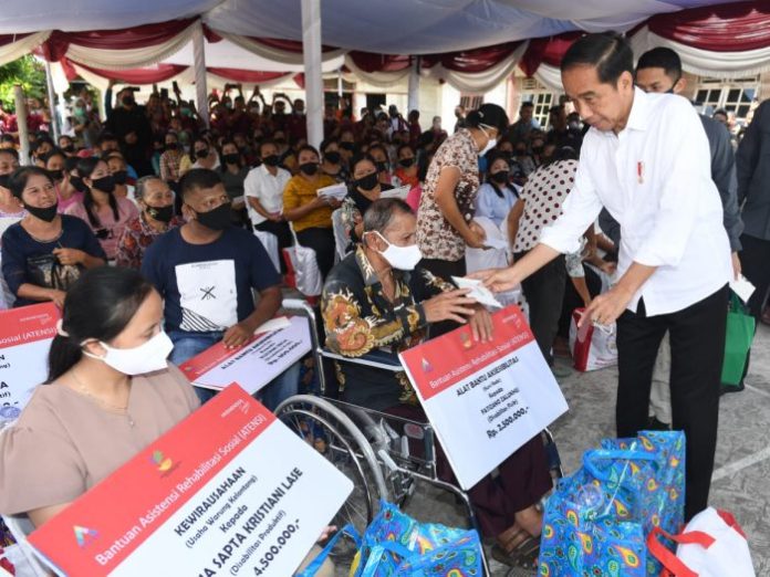 Presiden Berkunjung ke Nias Utara dan Berikan Bantuan, Jokowi: Bukan Beli HP Ya, Tapi Buat Modal Usaha
