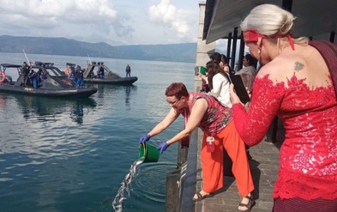 Delegasi W20 Tabur Bibit Ikan di Danau Toba