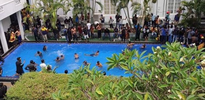 Serbu Kediaman Presiden Sri Lanka, Demonstran Berenang di Kolam Renang Istana