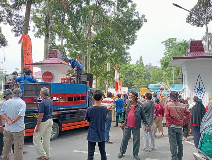 Warga Perdamean Demo Kantor Bupati Deli Serdang, Tuntut Cabut SK Penonaktifan Kades
