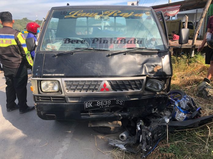 Kondisi mobil Pickup L-300 setelah kejadian tabrakan diamankan oleh Satlantas Polres Samosir. (fIst/mistar) 
