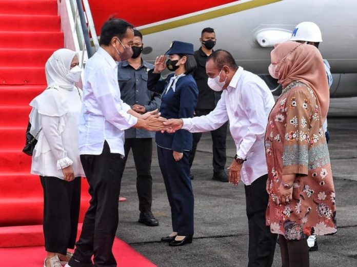 Presiden Jokowi Beserta Ibu Negara Iriana Tiba di Medan