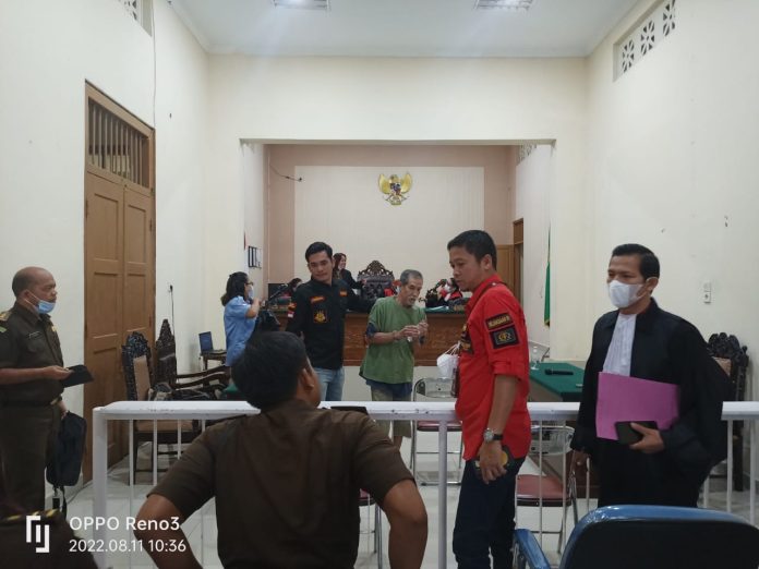Terdakwa Ali alias Ali Ketat (50) saat menjalani persidangan dengan agenda tuntutan dari JPU di Pengadilan Negeri Pematang Siantar, Kamis (11/8/22). (Foto : Hamzah/mistar.id)