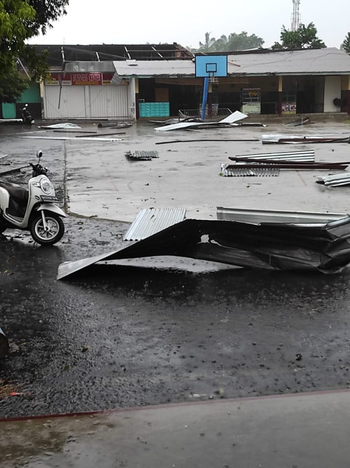 Sekolah yang mengalami kerusakan saat terjadi hujan disertai angin kencang terjadi di Kota Pematang Siantar beberapa hari lalu. (f:yetty/mistar)