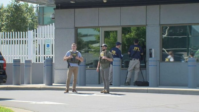 Pria Bersenjata Terobos Gedung FBI, Baku Tembak Pecah