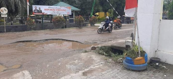 Warga Harapkan Perbaikan Jalan Rusak Depan Makodim 0204 Deli Serdang