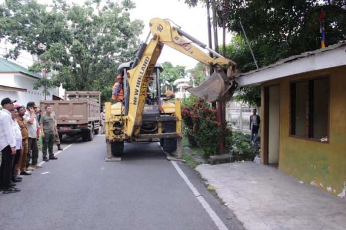Ganggu Ketertiban Umum, Satpol PP Medan Bongkar Bangunan di Atas Drainase