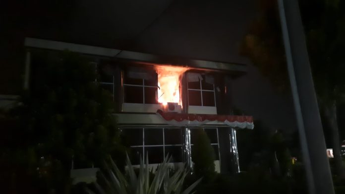 Gedung Direktorat Reskrimsus Polda Sumatera Utara, terbakar, Kamis (25/8/2022) malam. (f:ist/mistar)