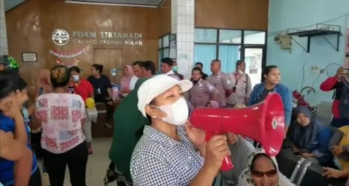 Air Ngadat Seminggu, Kantor PDAM Tirtanadi Padang Bulan Digeruduk Kaum Ibu