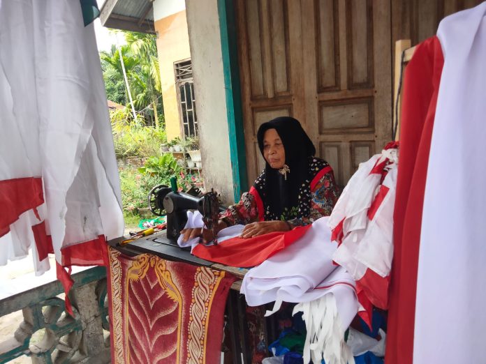 Nek Mardawiah, 50 Tahun Jadi Penjahit Bendera Merah Putih