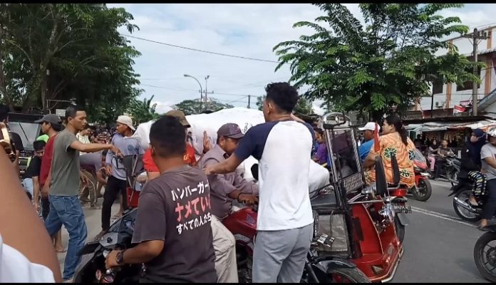 Massa Jarah Bal Press dari Gudang Perusahaan Ekspedisi di Tanjungbalai