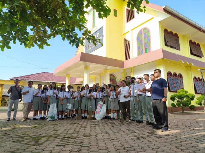 WCD 2022, Siswa SMKN 1 Siantar Bersihkan Sampah di Sekolah dan Rumah Ibadah