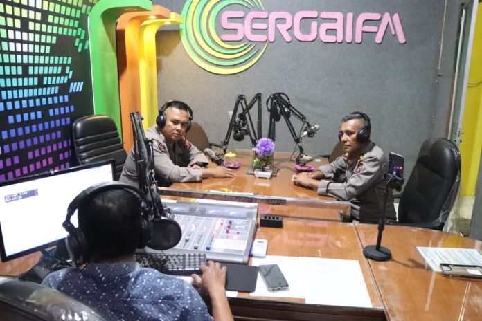 Humas Polres Sergai sampaikan imbauan di ruang siar Radio Sergai FM.(f:ist/mistar)