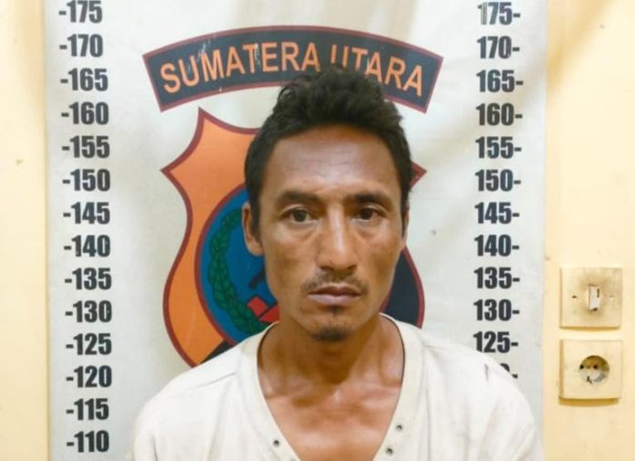 Siswanto Alias Iwan (47) saat diamankan di Polsek Siantar Martoba usai ditangkap mencuri rel kereta api, Jumat (2/9/22). (Foto : Ist/mistar.id).