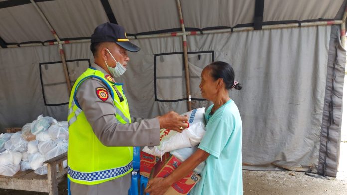 Kapoldasu Berikan Sembako Bagi Warga Terdampak Banjir Bandang di Toba