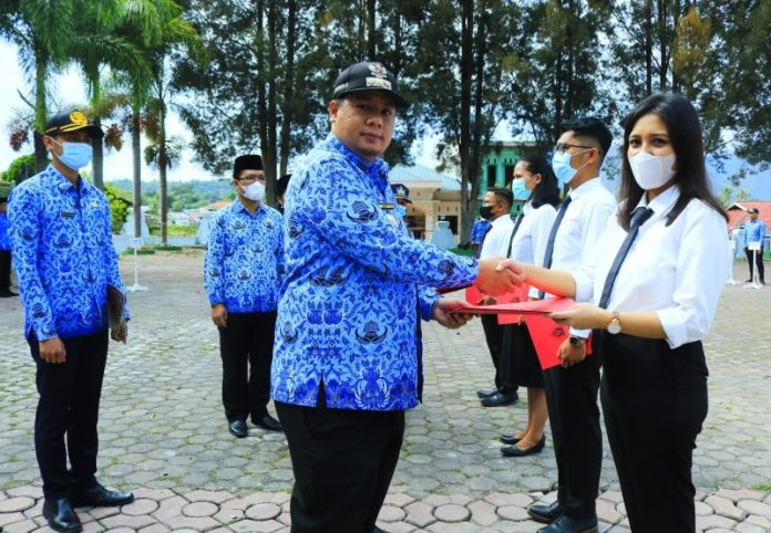 Bupati Samosir Serahkan 237 SK CPNS dan PPPK Formasi Tahun 2021