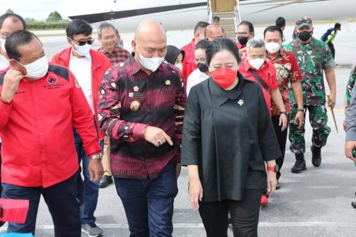 Bupati Taput sambut ketua DPR RI di Bandara Silangit. (f:ist/mistar