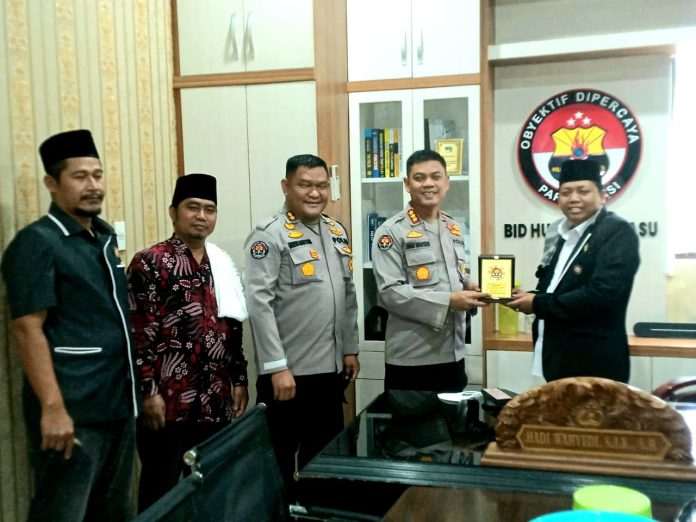 Rumah Sahabat Da'i Sumatera Utara memberikan penghargaan kepada Kabid Humas Polda Sumut Kombes Pol Hadi Wahyudi, Kamis (1/9/2022). (f:ist/mistar)